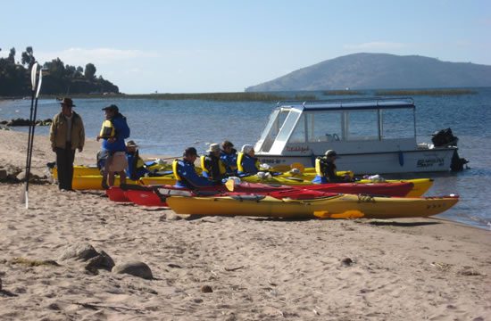 Excursión Puno – Isla de los Uros – Llachón <span>1 día <br> completo</span>