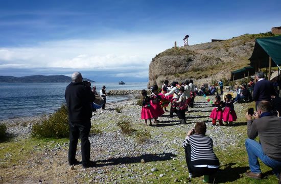 Puno – Taquile – Luquina – Isla de los Uros <span>1 día <br> completo</span>